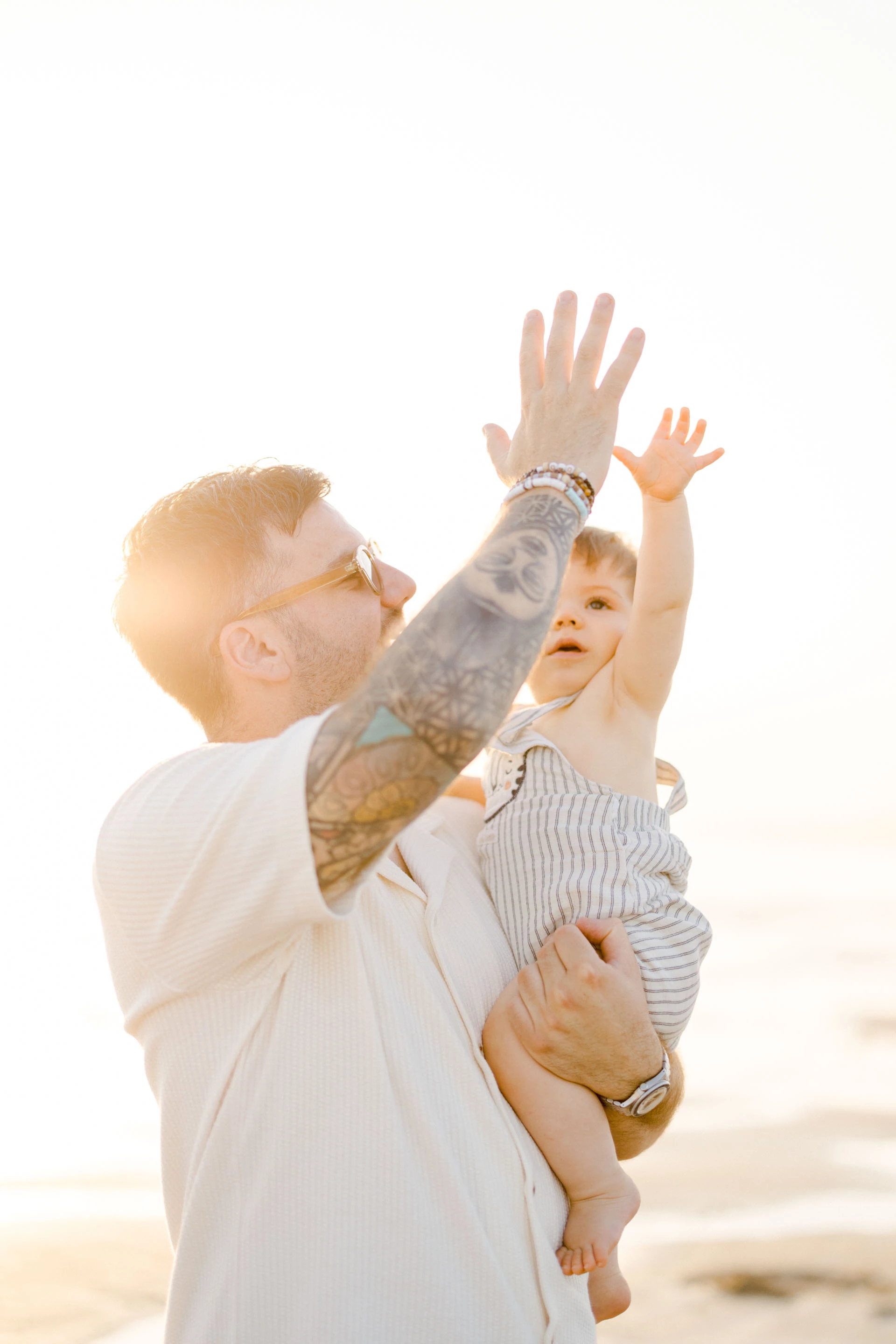 bonheur enfant amour jouer avec les enfants gris